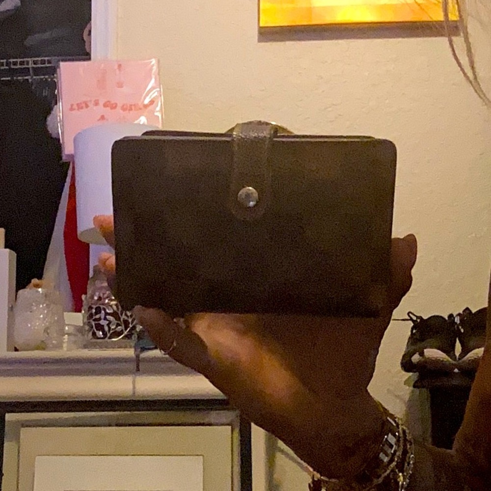AUTHENTICATED LV WALLET COA